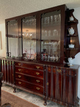 Cargar imagen en el visor de la galería, Comedor de Caoba Circa 1940 con 2 Trinchadores y Vitrina