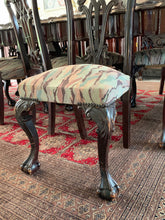 Cargar imagen en el visor de la galería, Comedor de Caoba Circa 1940 con 2 Trinchadores y Vitrina