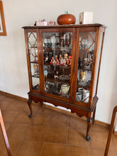 Cargar imagen en el visor de la galería, Comedor Redondo 6 Personas. Vitrina, Bufetero, Escritorio y Silla Antiguo (CF2308221)