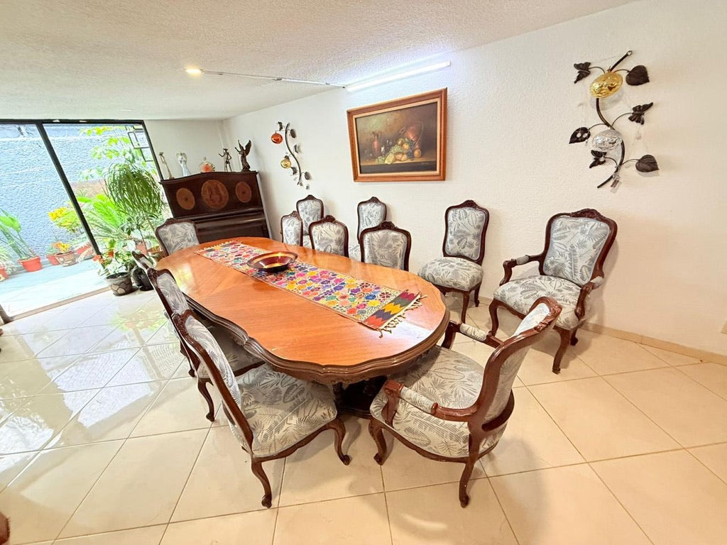 Comedor con 12 sillas (4 con Brazos) y Vitrina