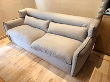 Cargar imagen en el visor de la galería, Sillón Gris Móbica de Pluma de Ganso

