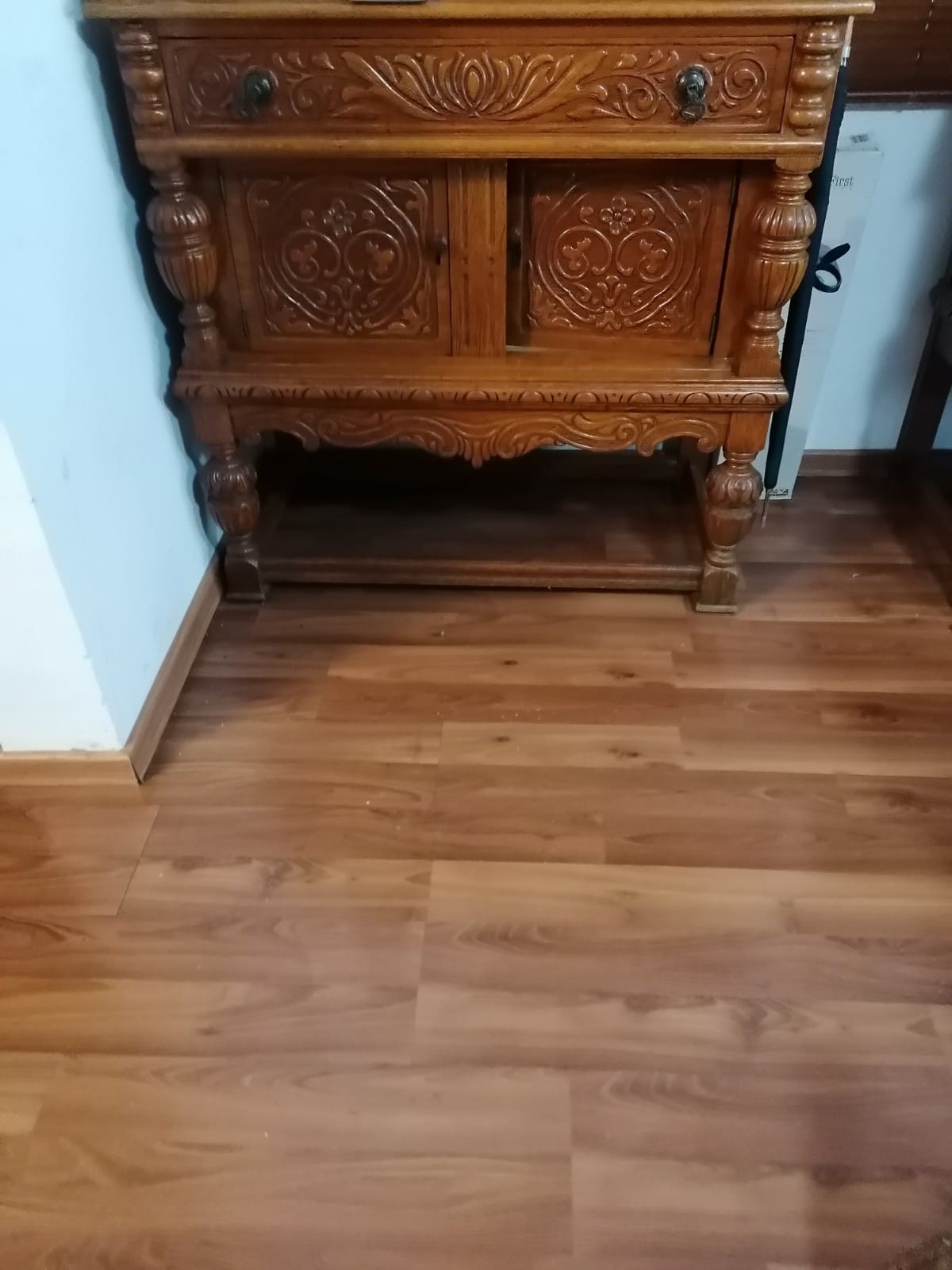 Comedor Tallado Español 6 Sillas y 2 Trinchadores