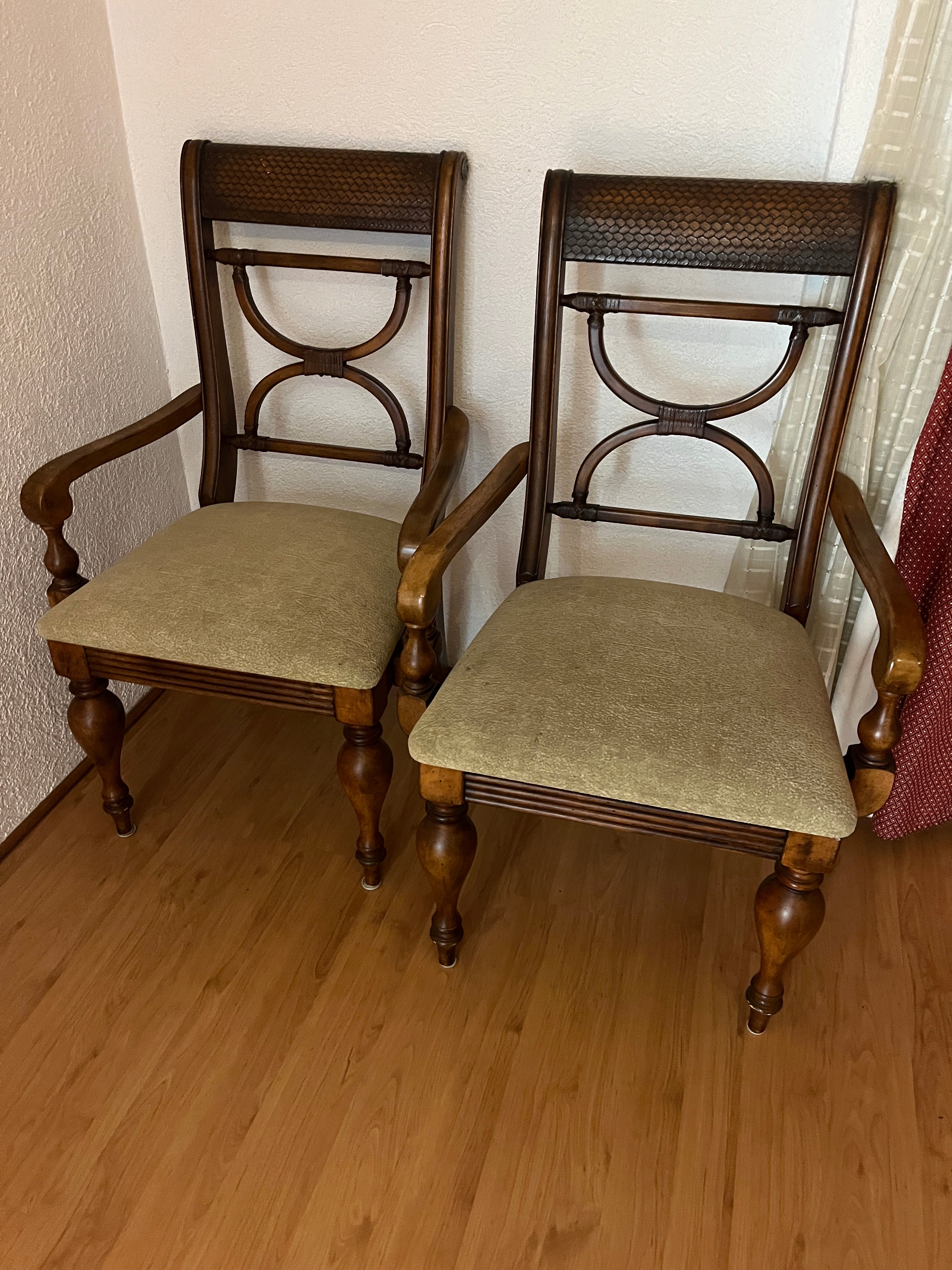 Comedor Cubierta de Vidrio con 10 Sillas y 2 Trinchadores