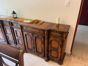 Comedor Cubierta de Vidrio con 10 Sillas y 2 Trinchadores