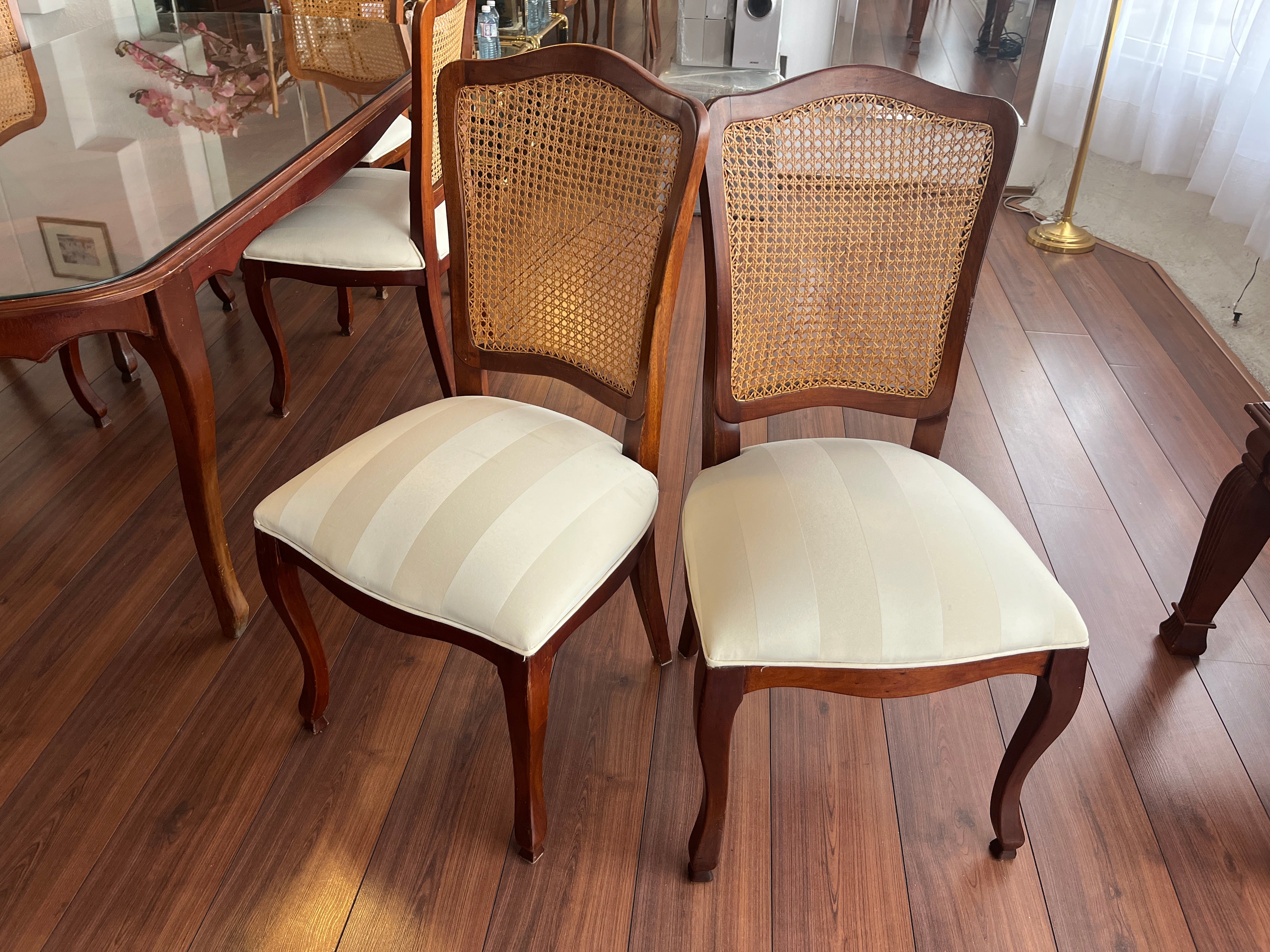 Comedor con 6 Sillas y Vitrina