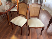 Cargar imagen en el visor de la galería, Comedor con 6 Sillas y Vitrina
