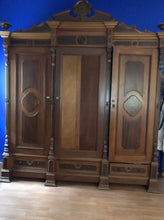 Cargar imagen en el visor de la galería, Ropero Antiguo de 3 Puertas
