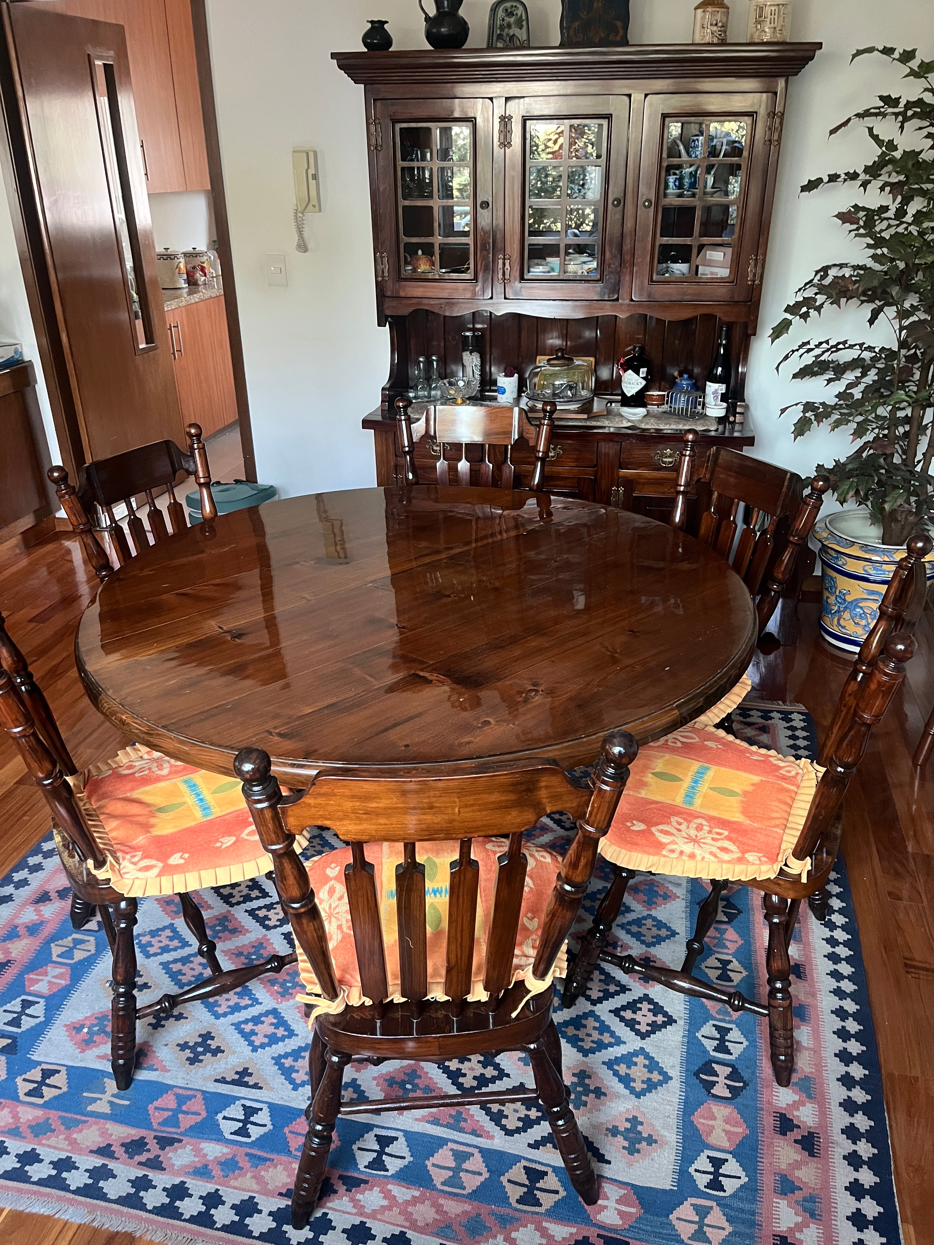 Comedor Redondo 6 Sillas y Vitrina Early American