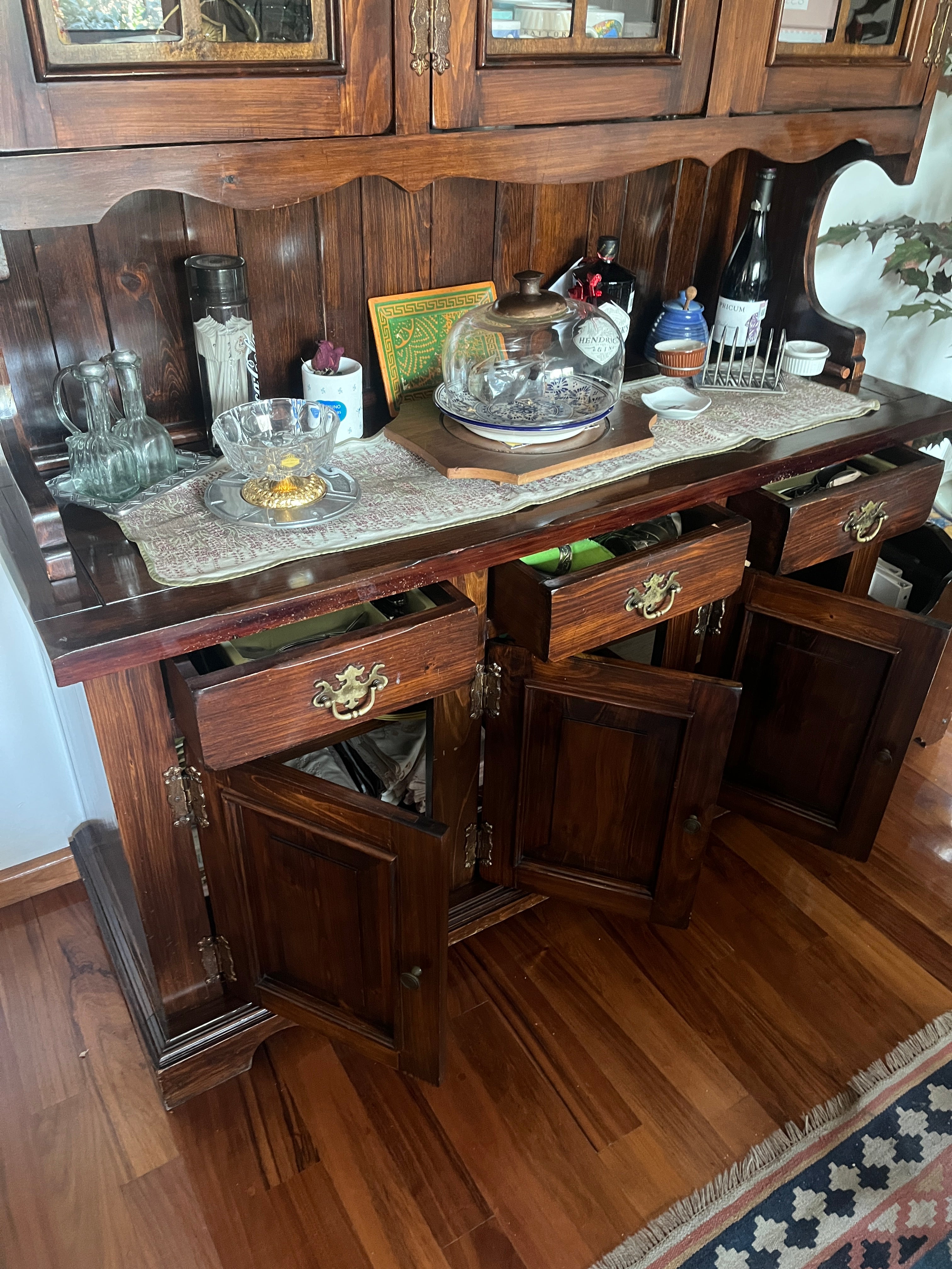 Comedor Redondo 6 Sillas y Vitrina Early American