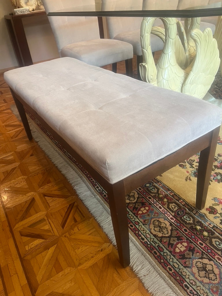 Comedor con 10 Sillas y 2 Bancas