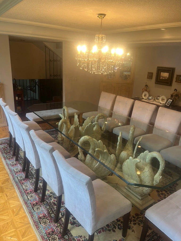 Comedor con 10 Sillas y 2 Bancas