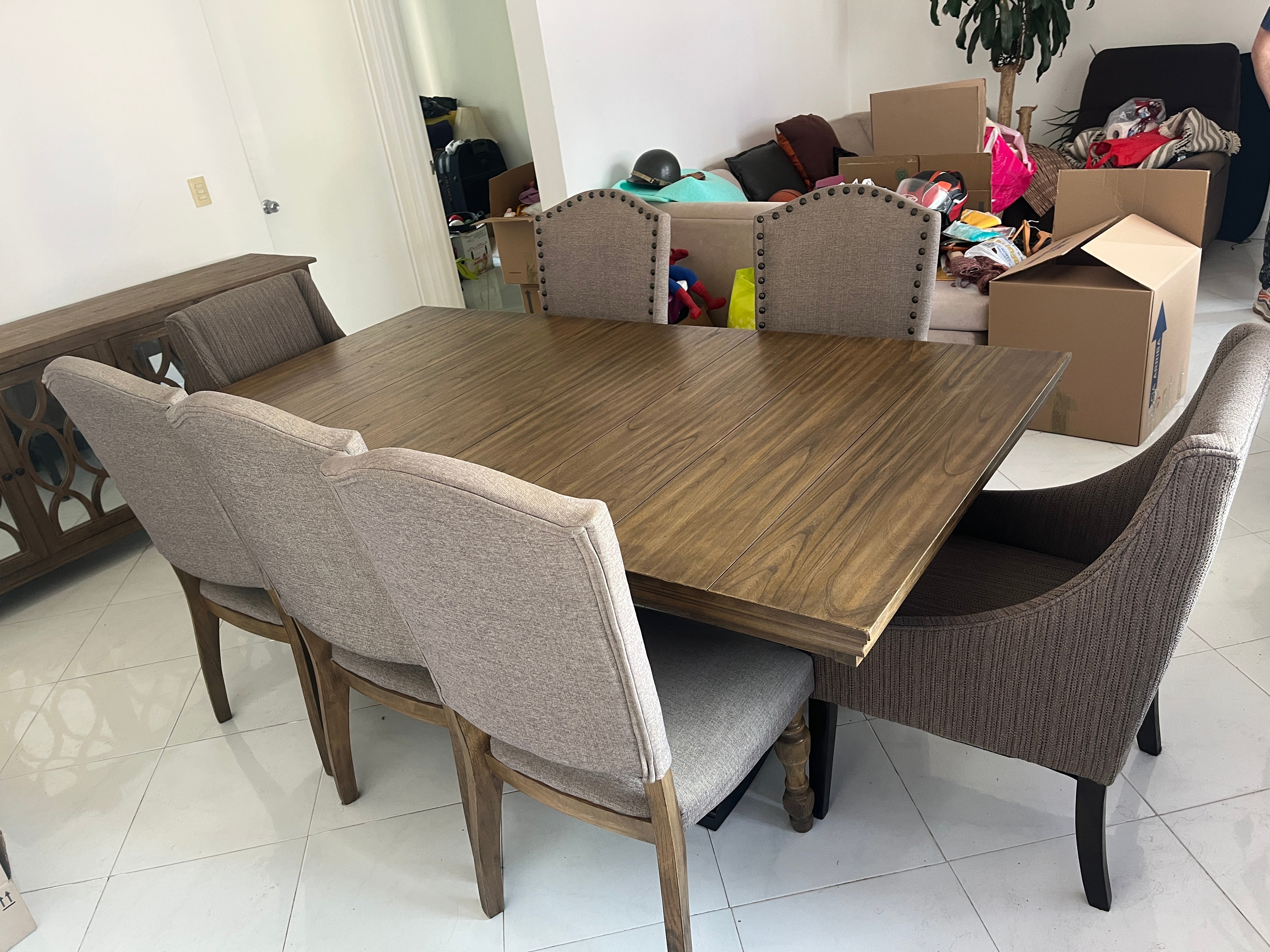 Comedor Ashley con 7 Sillas y Trinchador