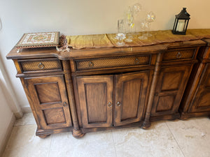 Comedor Cubierta de Vidrio con 10 Sillas y 2 Trinchadores