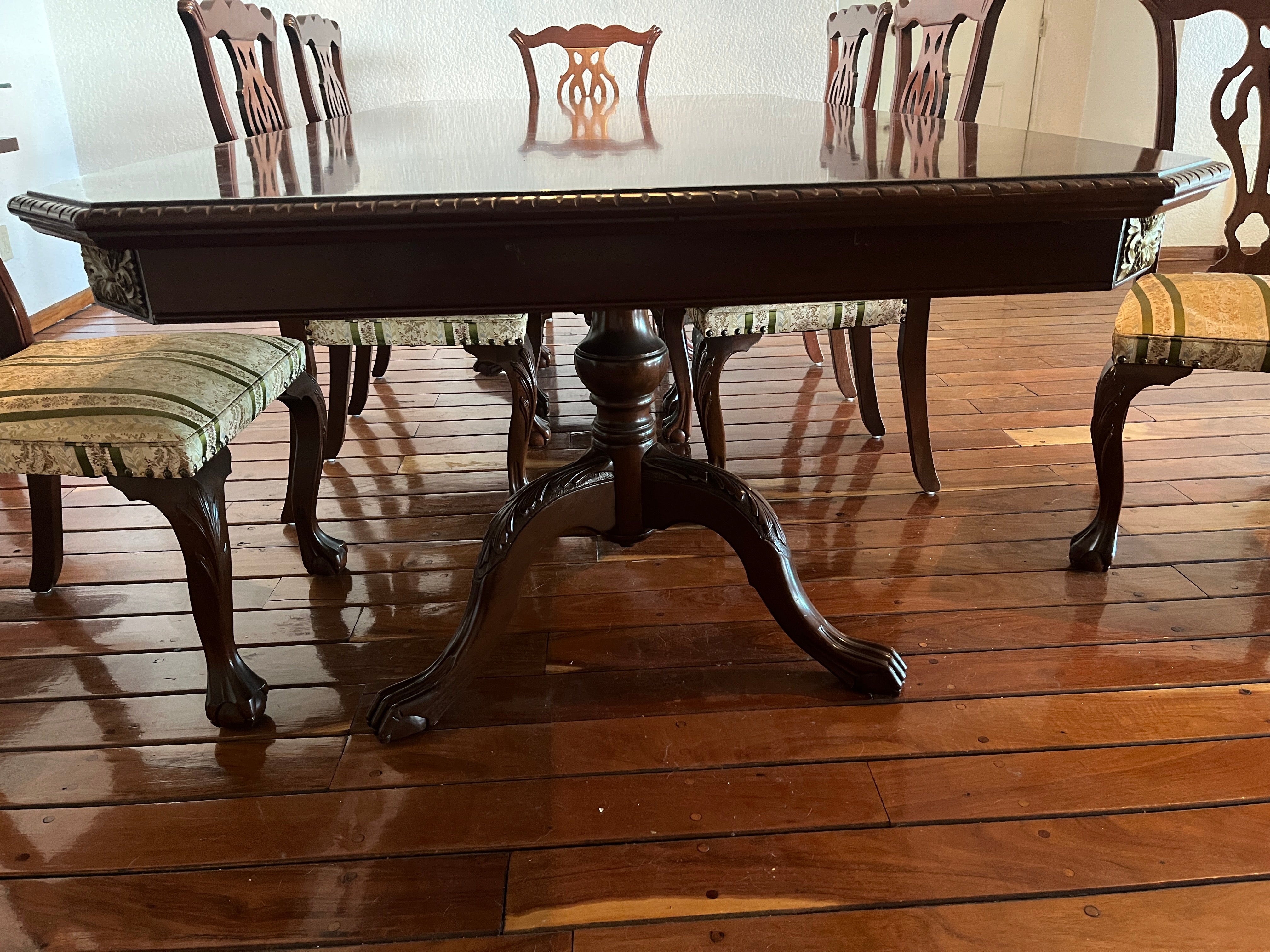 Comedor con 8 Sillas y Consola