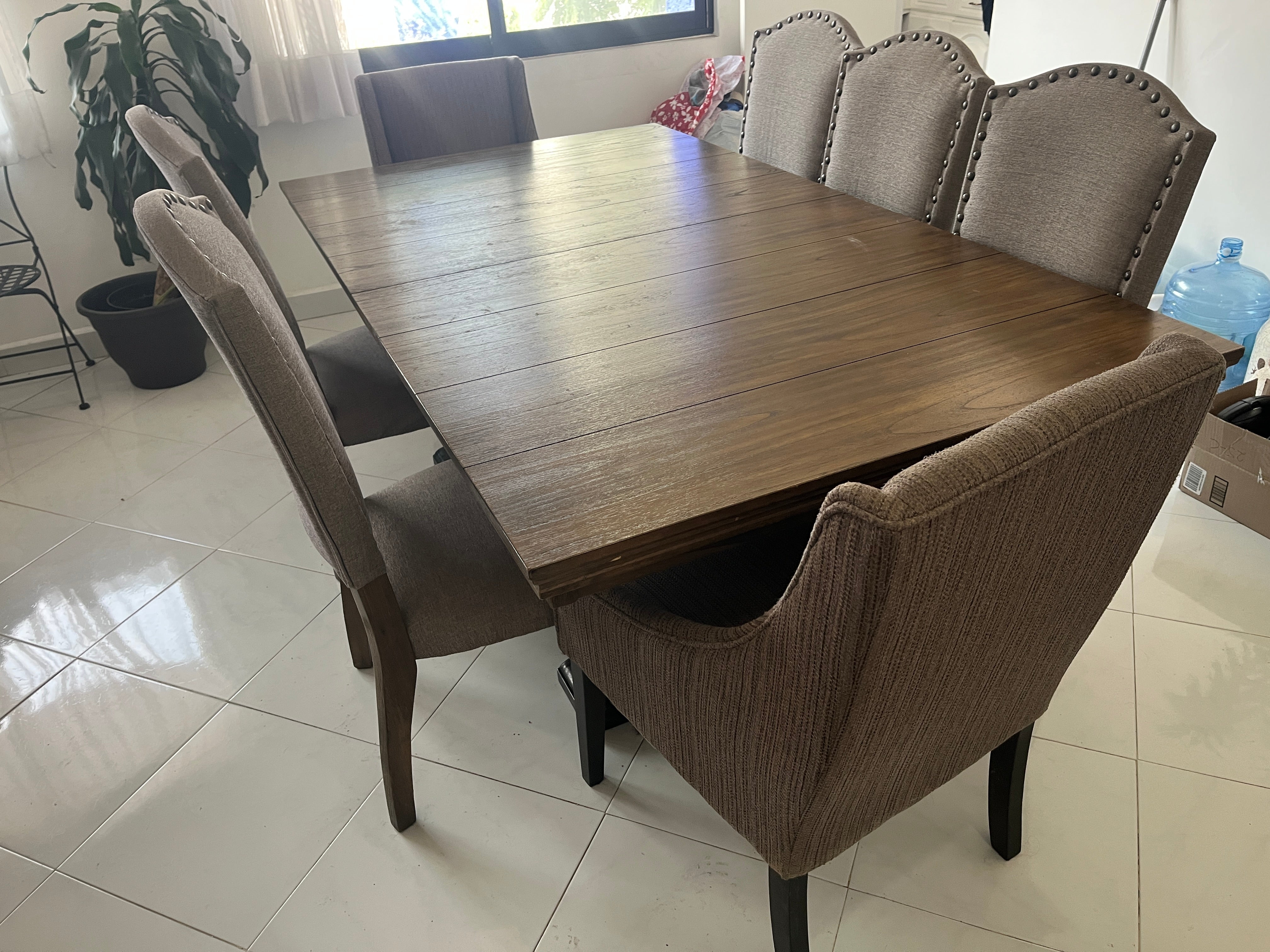 Comedor Ashley con 7 Sillas y Trinchador