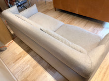 Cargar imagen en el visor de la galería, Sillón Gris Móbica de Pluma de Ganso
