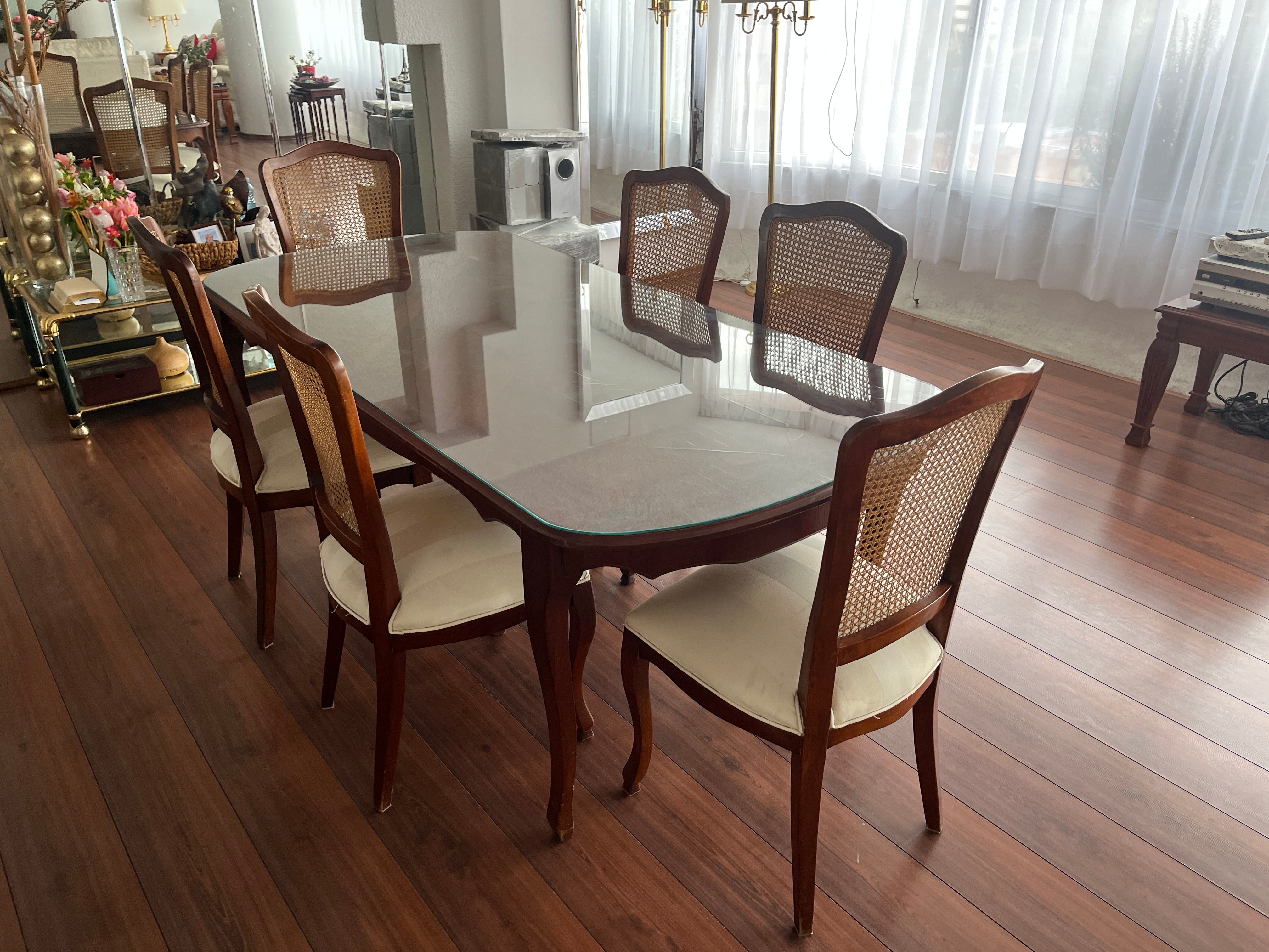 Comedor con 6 Sillas y Vitrina