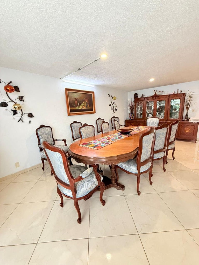 Comedor con 12 sillas (4 con Brazos) y Vitrina