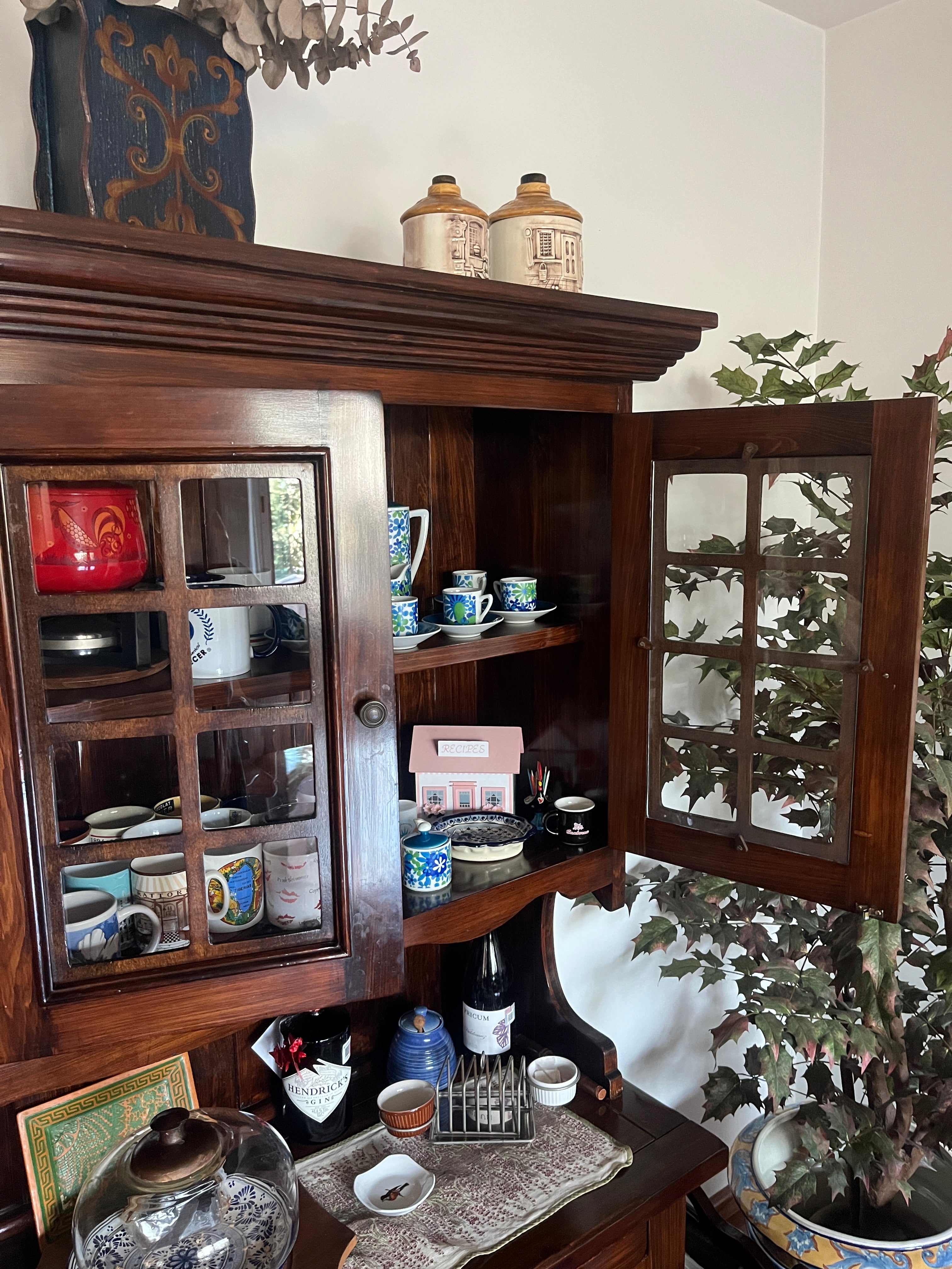 Comedor Redondo 6 Sillas y Vitrina Early American