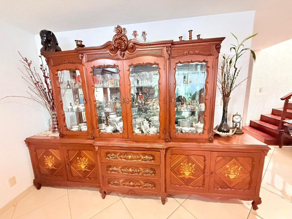 Comedor con 12 sillas (4 con Brazos) y Vitrina