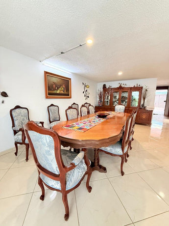 Comedor con 12 sillas (4 con Brazos) y Vitrina