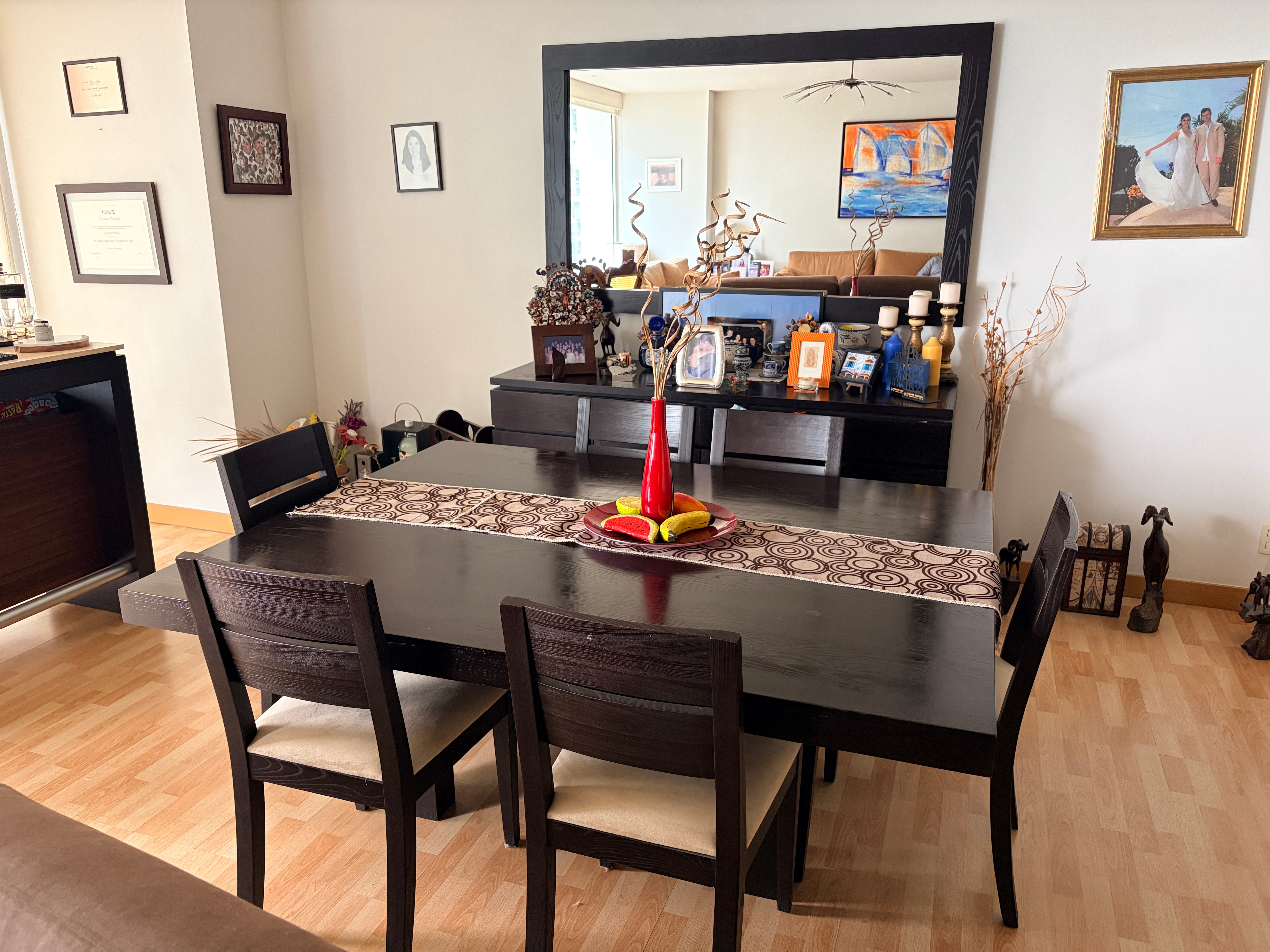 Comedor con Trinchador y Espejo