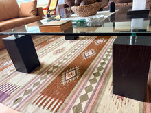 Cargar imagen en el visor de la galería, Mesa Cuadrada Cubierta de Vidrio Grueso Terrés
