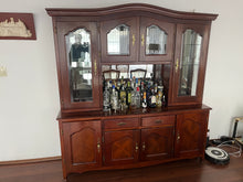 Cargar imagen en el visor de la galería, Comedor con 6 Sillas y Vitrina

