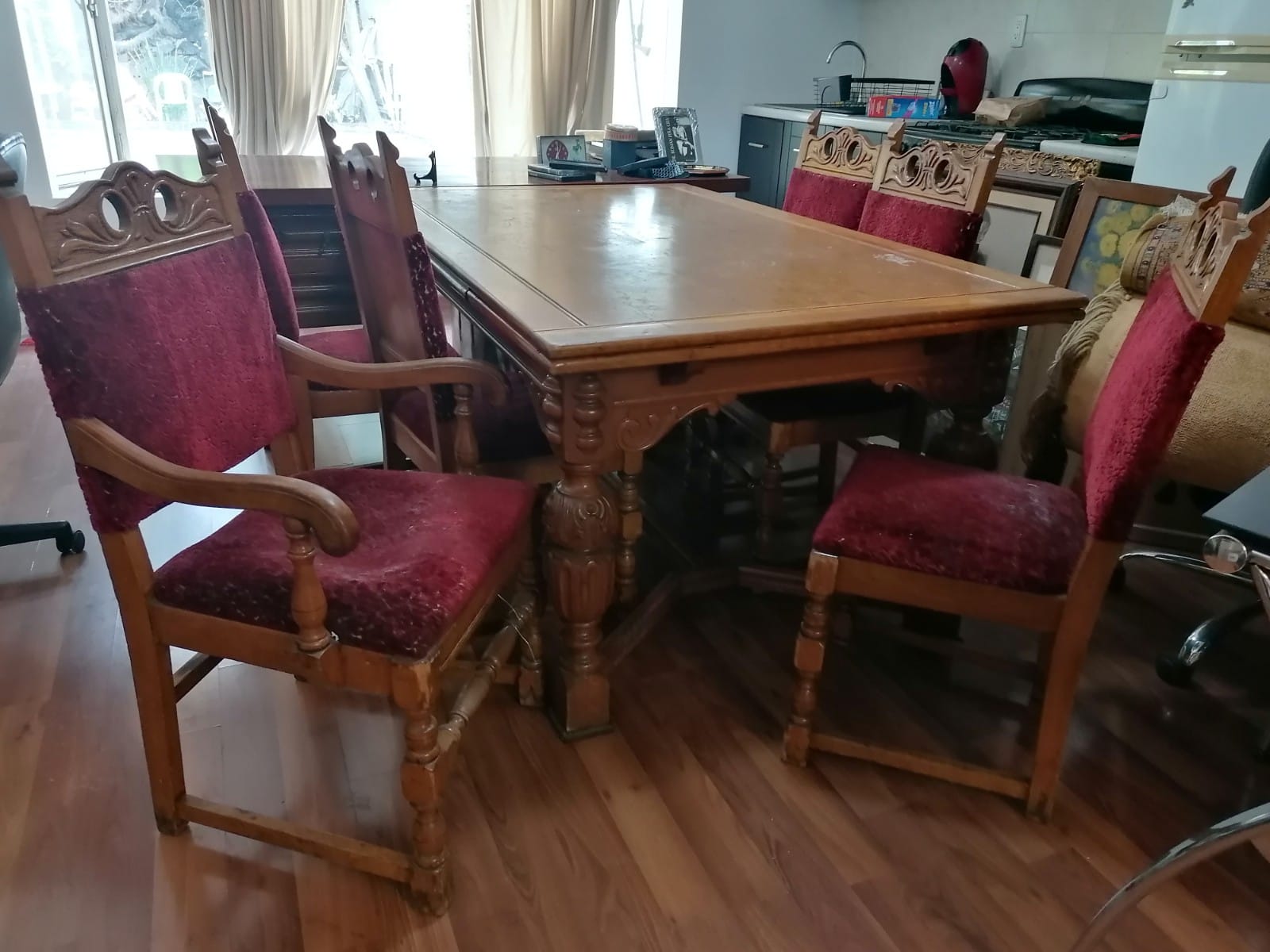 Comedor Tallado Español 6 Sillas y 2 Trinchadores