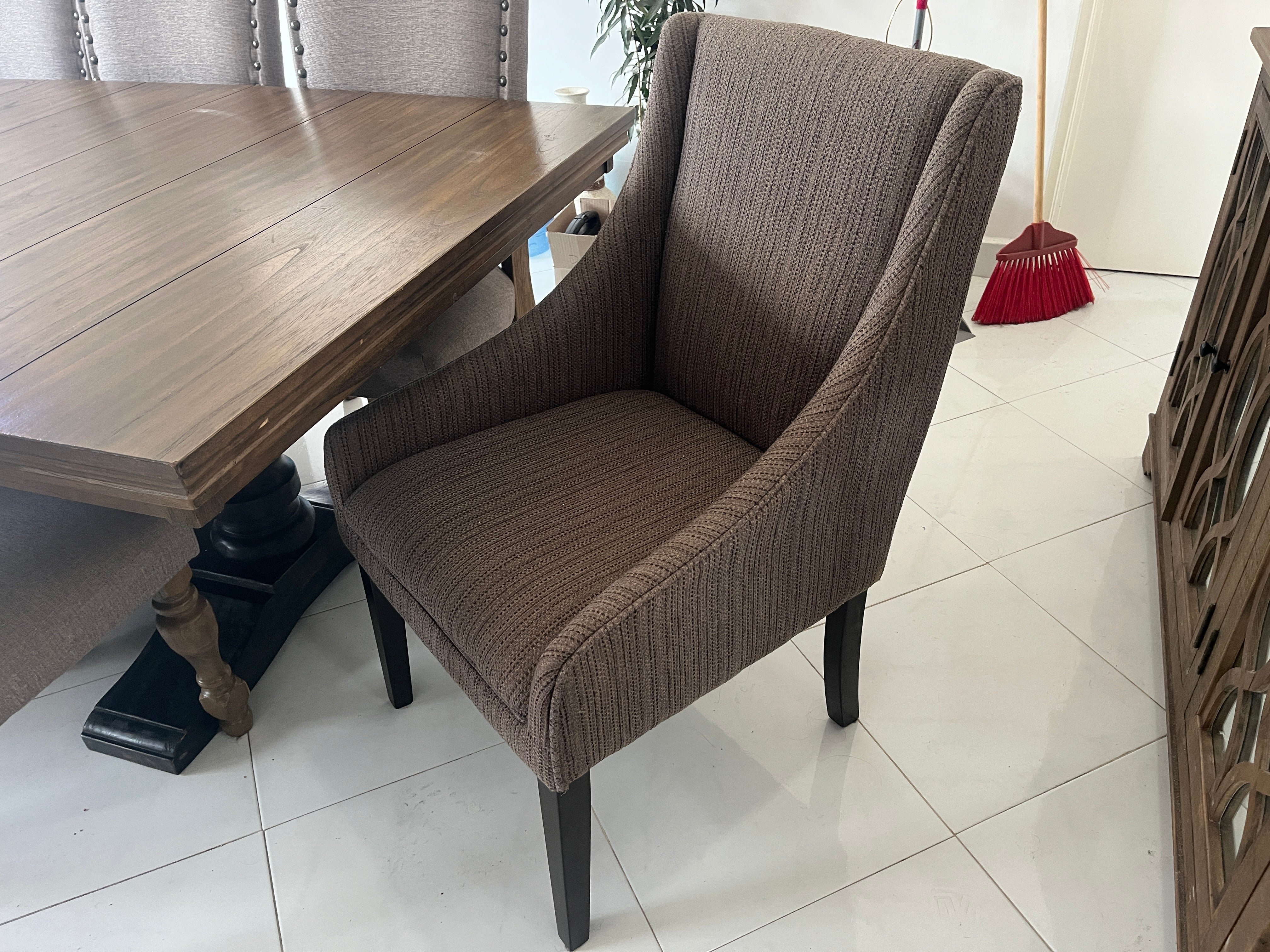 Comedor Ashley con 7 Sillas y Trinchador