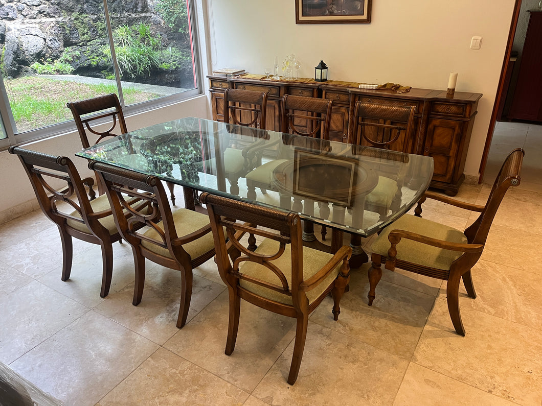 Comedor Cubierta de Vidrio con 10 Sillas y 2 Trinchadores