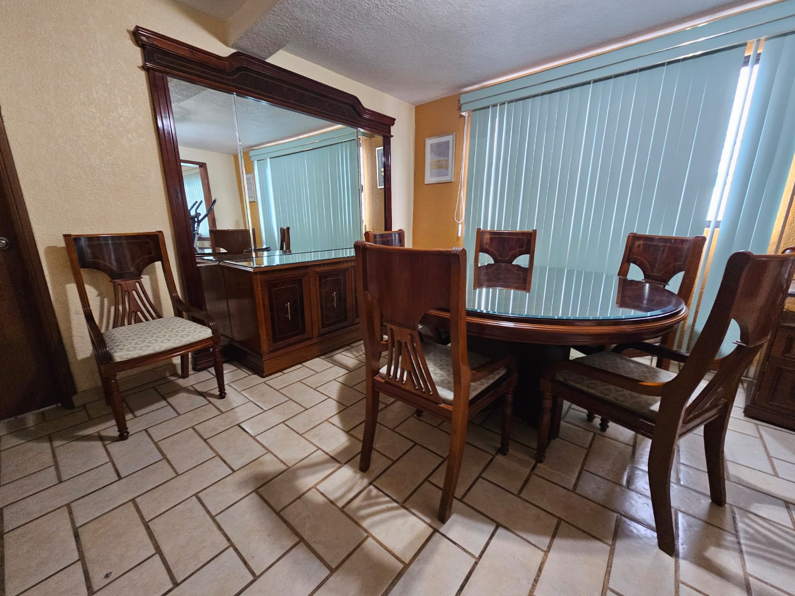 Comedor Redondo 6 Sillas con Trinchador con Espejos