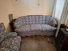 Cargar imagen en el visor de la galería, Sala Floreada Marco de Madera Tallado
