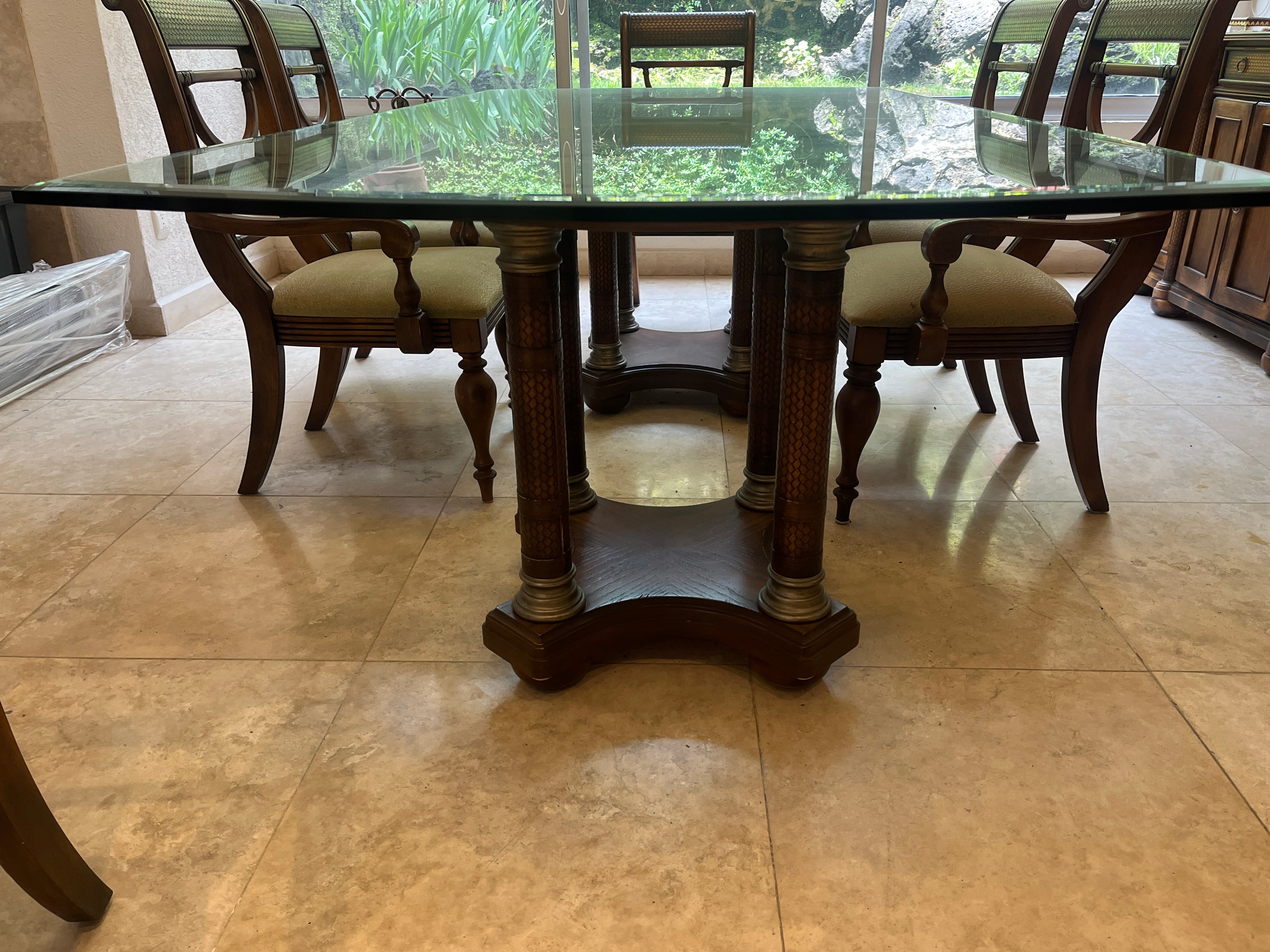 Comedor Cubierta de Vidrio con 10 Sillas y 2 Trinchadores