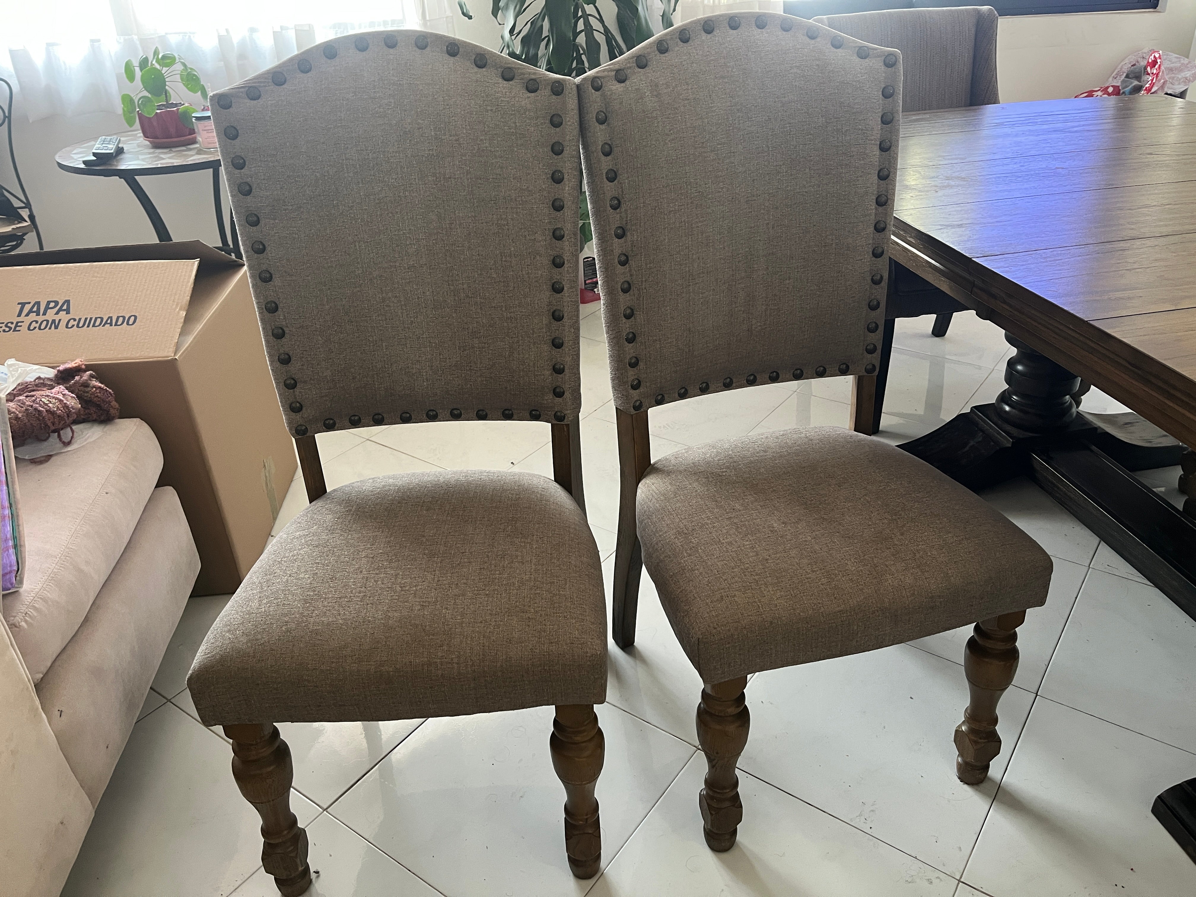 Comedor Ashley con 7 Sillas y Trinchador