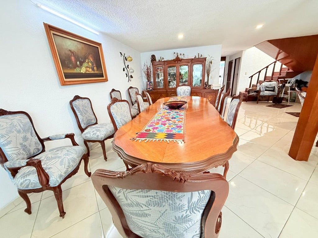 Comedor con 12 sillas (4 con Brazos) y Vitrina