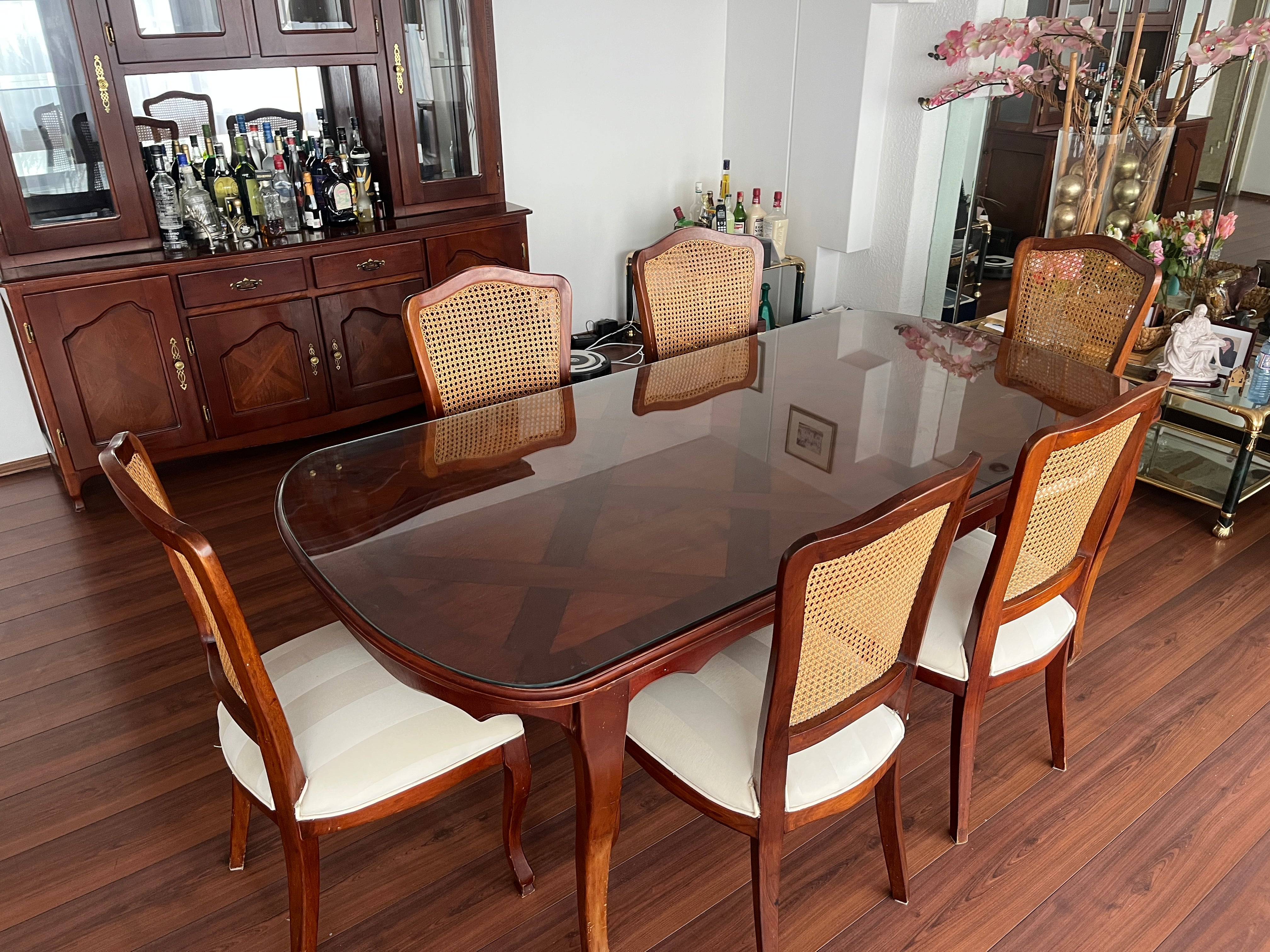 Comedor con 6 Sillas y Vitrina