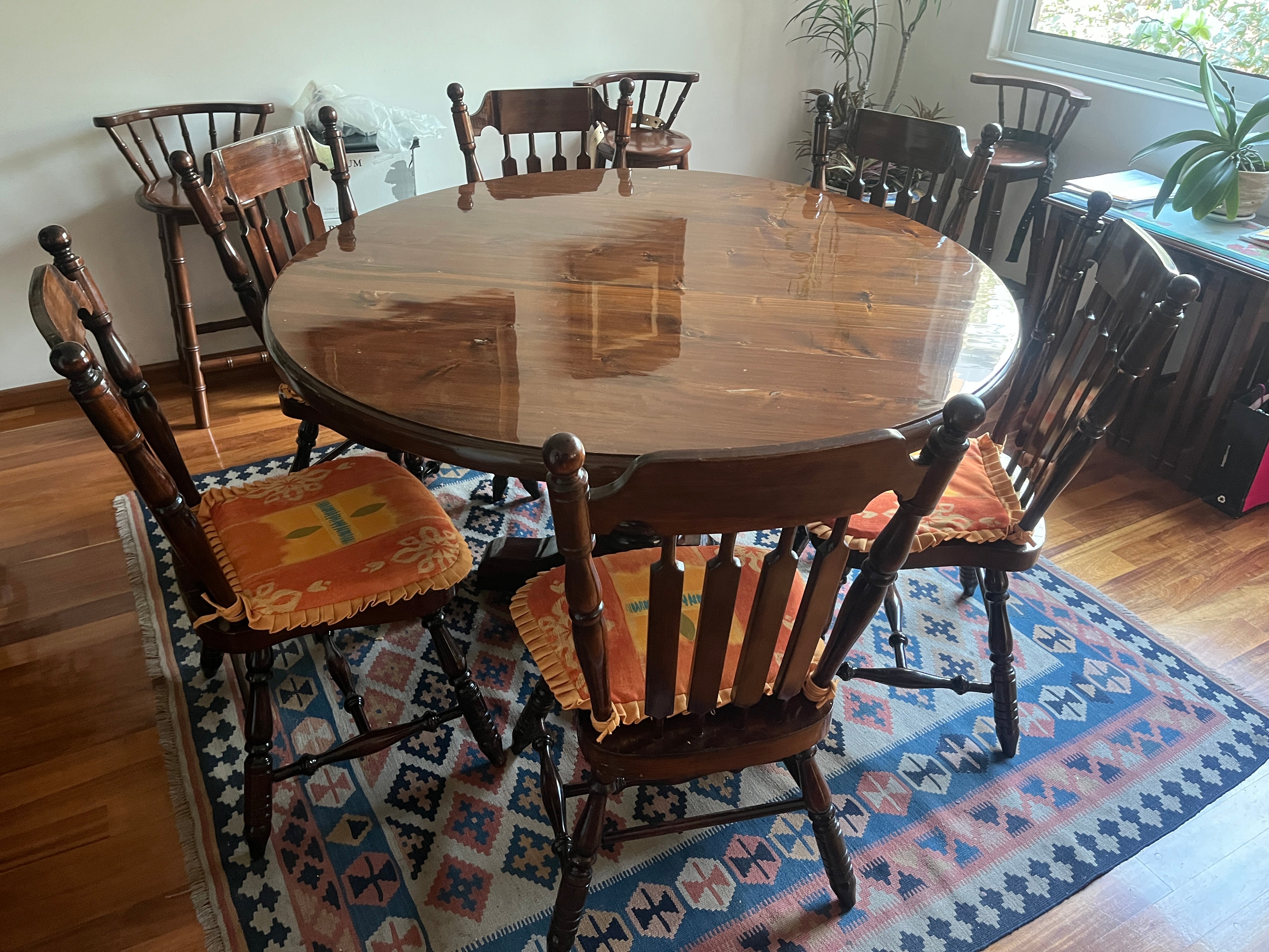 Comedor Redondo 6 Sillas y Vitrina Early American