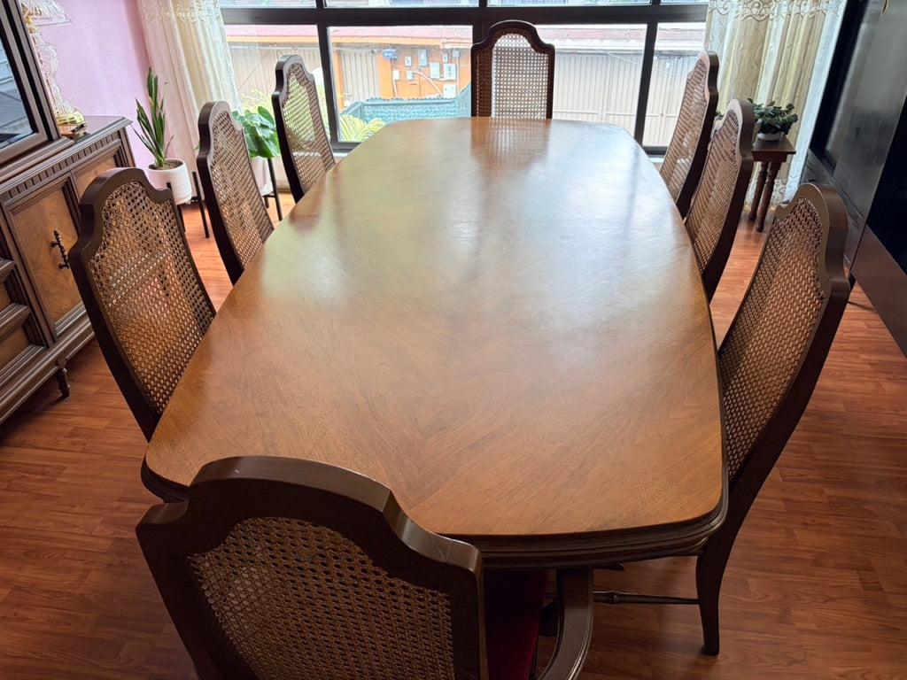 Comedor para 8 Personas con Vitrina Estilo Provenzal