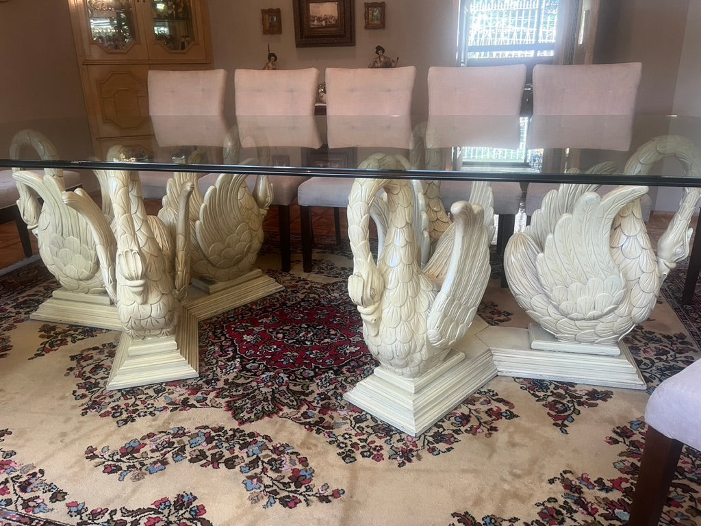 Comedor con 10 Sillas y 2 Bancas