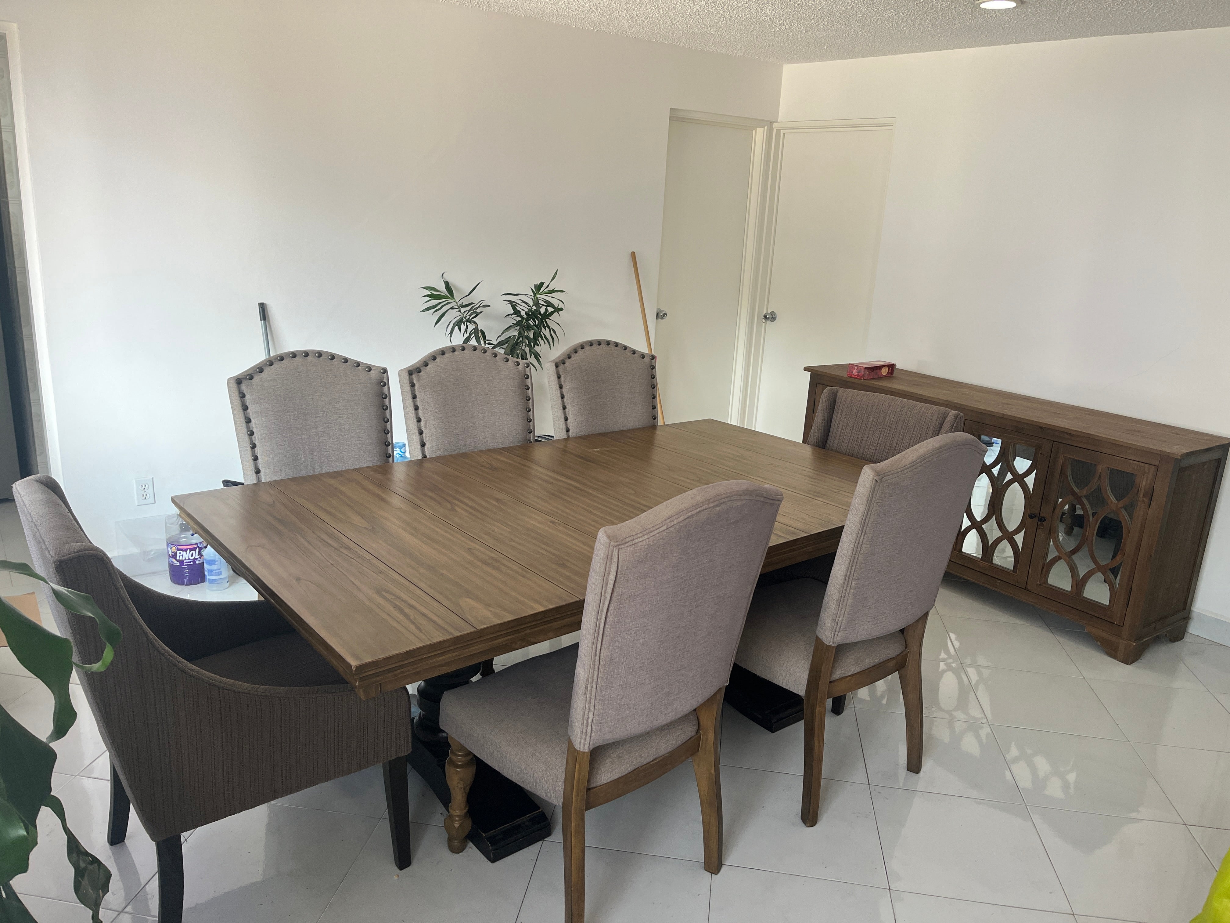 Comedor Ashley con 7 Sillas y Trinchador