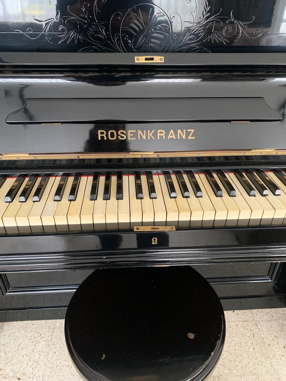 Piano Vertical Rosenkranz