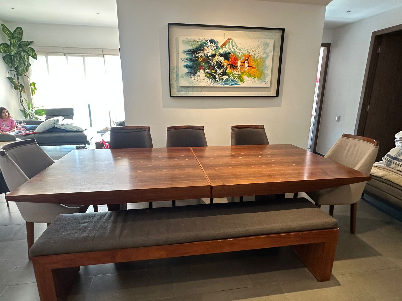 Comedor con 5 Sillas y Banca