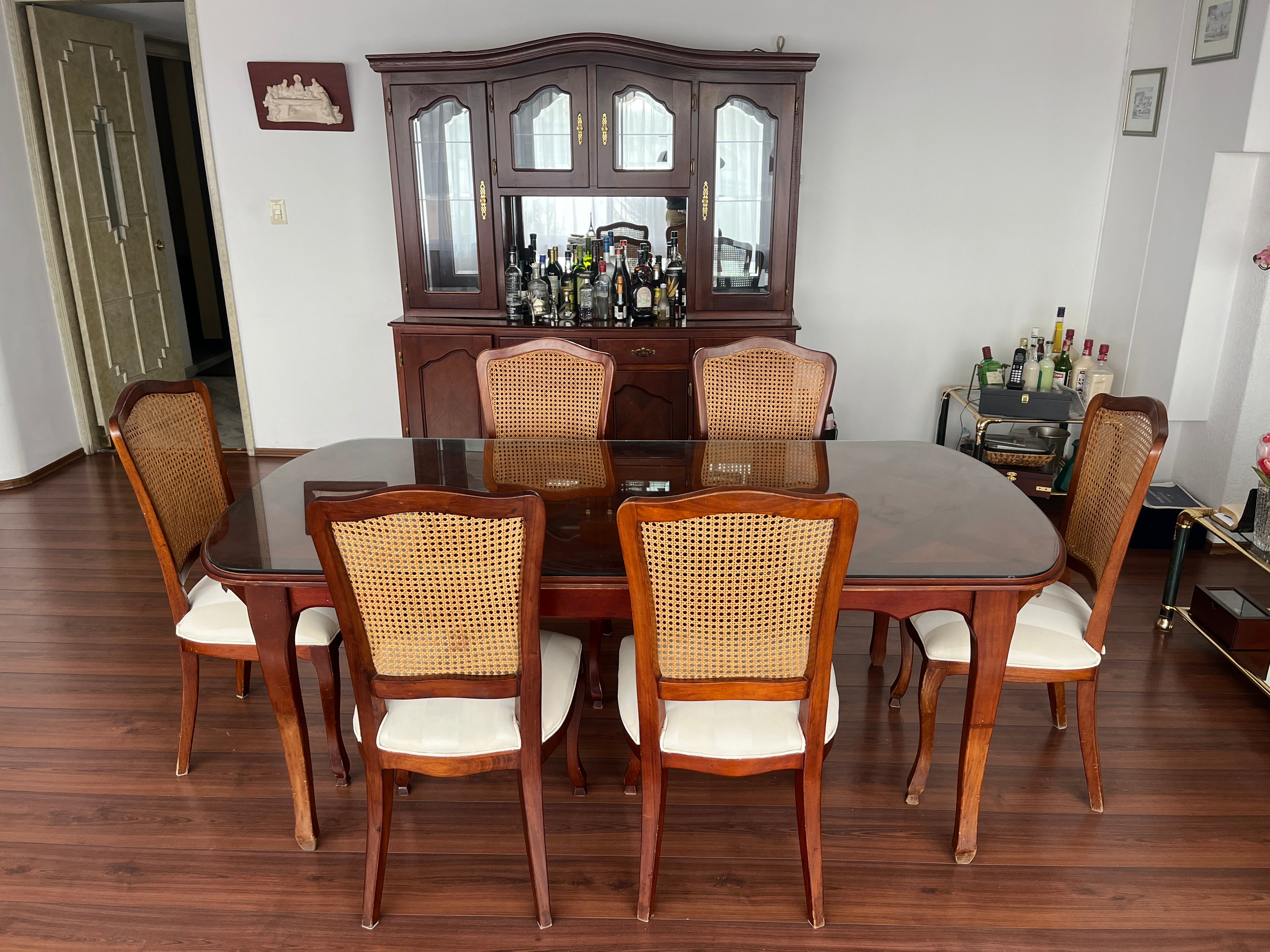 Comedor con 6 Sillas y Vitrina