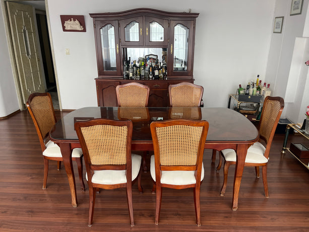 Comedor con 6 Sillas y Vitrina