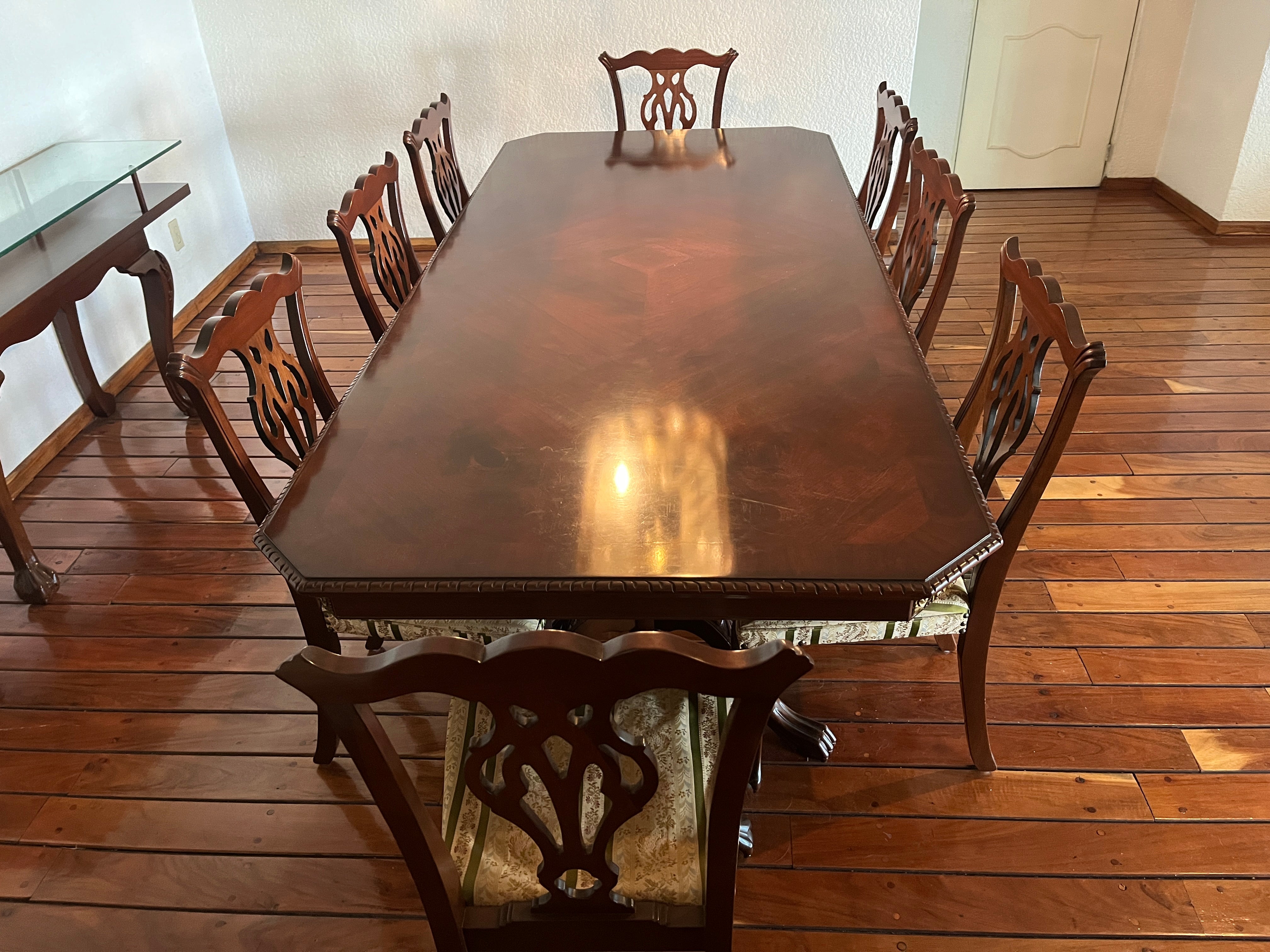 Comedor con 8 Sillas y Consola