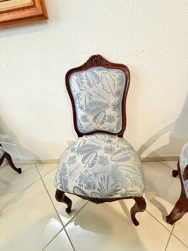 Comedor con 12 sillas (4 con Brazos) y Vitrina