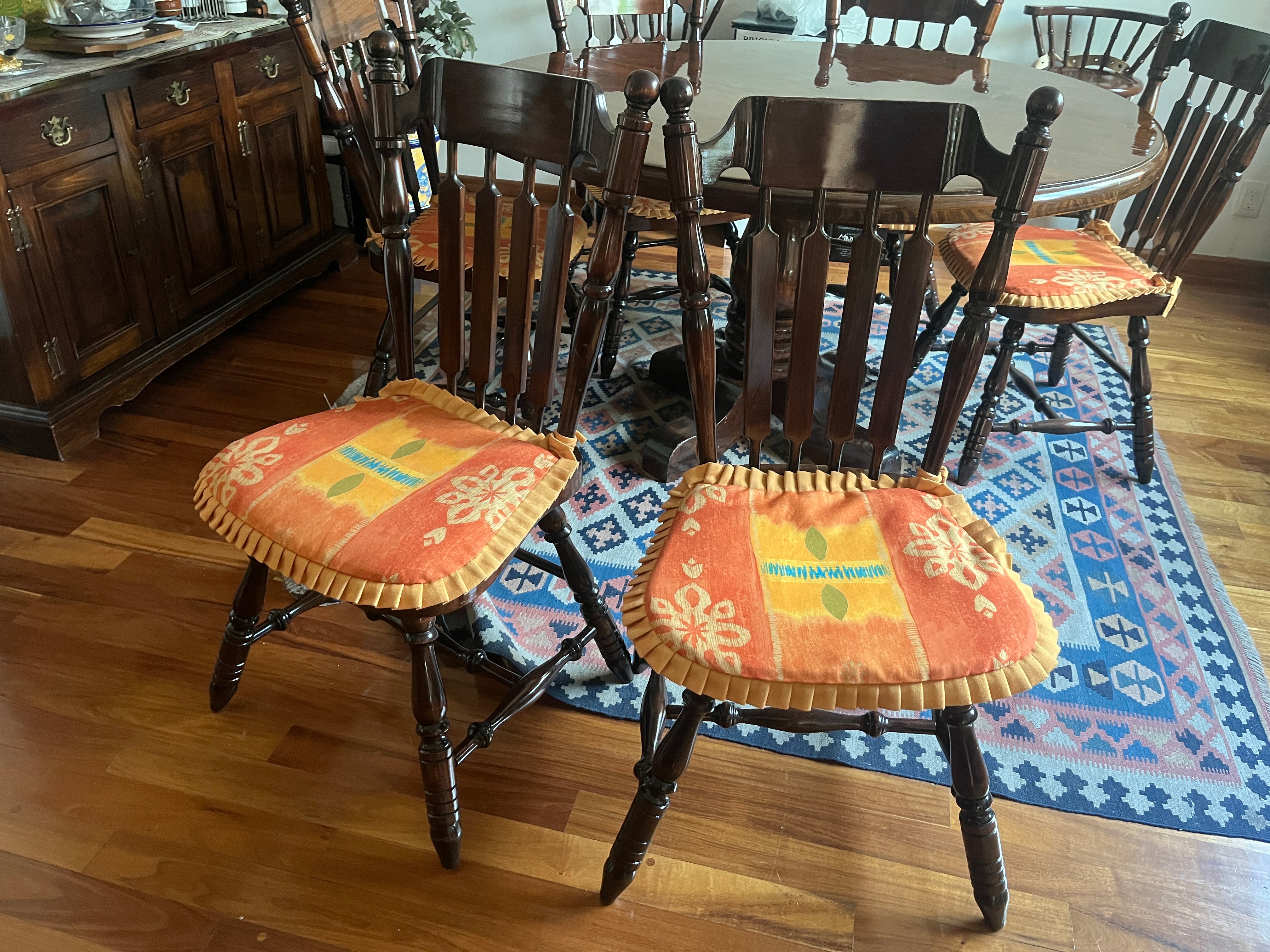 Comedor Redondo 6 Sillas y Vitrina Early American