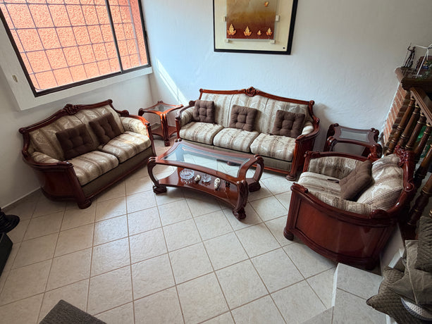 Sala Clásica Estilo Señorial. 3 Sillones y 3 Mesas Color Caoba