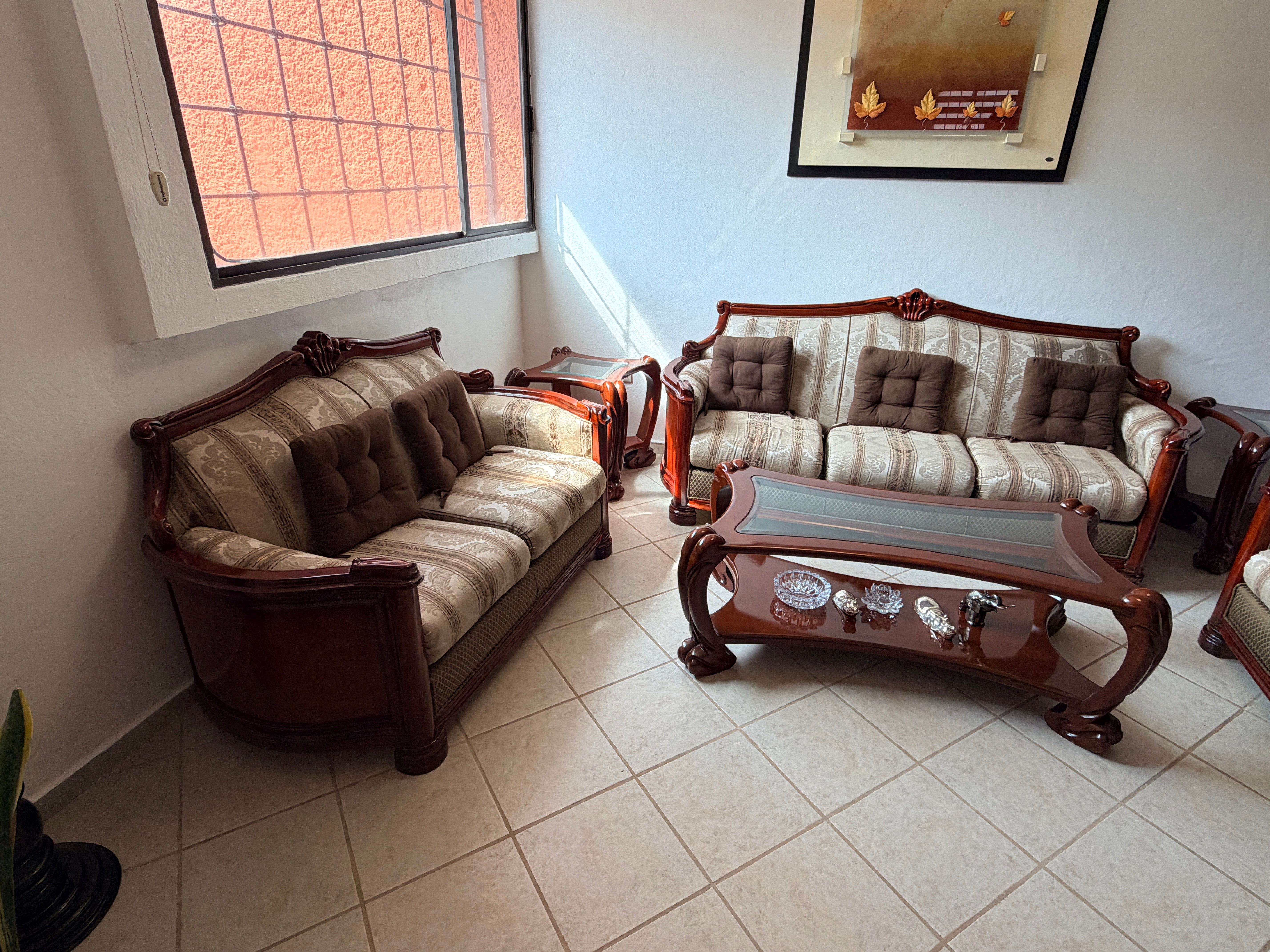 Sala Clásica Estilo Señorial. 3 Sillones y 3 Mesas Color Caoba